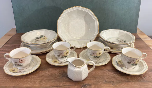 Mikasa Avante Ivory FE 900 18pc Dinnerware Set