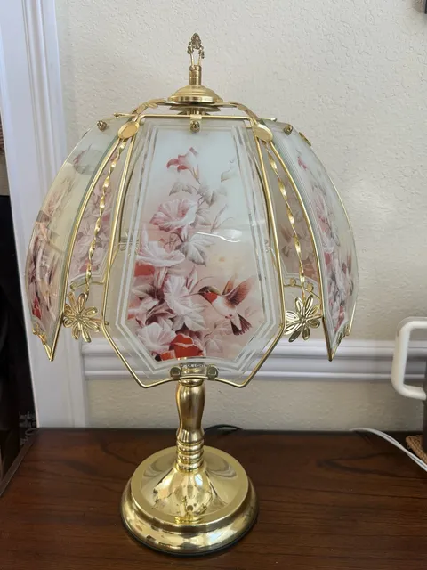 OK Lighting Vintage Floral Hummingbird Glass Panel Table Lamp