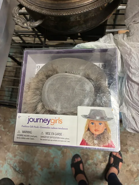 Journey Girls Fashion Gift Pack Doll Hat and Faux Fur Collar