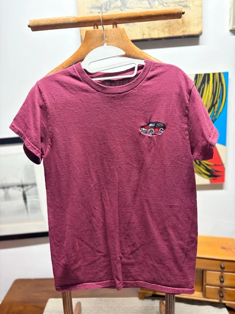 Riot Society Graphic T-Shirt Maroon Red Car Embroidered Small