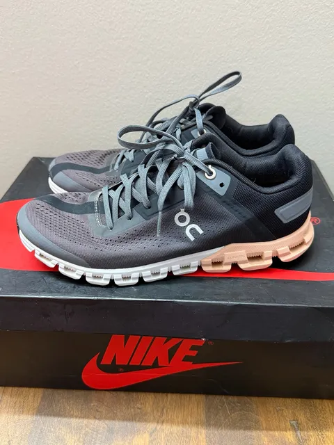 8W On Running Cloudflow Size W8 Black Gray Running Shoes