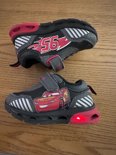 Disney Pixar Cars Light Up Sneakers Size 5 Black Red Lightning McQueen