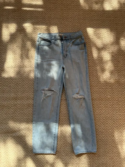Madewell The Dad Jean Size 26 Light Wash Distressed Knee-Rip Denim