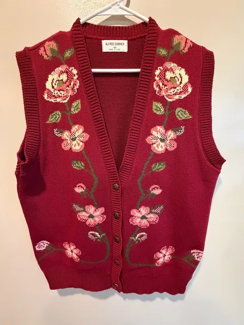 Vintage grandmacore Floral Sweater Vest Size M Red Knit Button Front