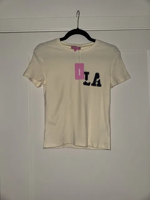 Edikted Cali Babe T-Shirt Cream LA Patch