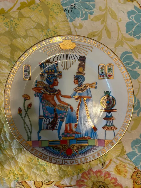 EUC Egyptian Revival Decorative Collector Plate Nefertiti and Akhenaten
