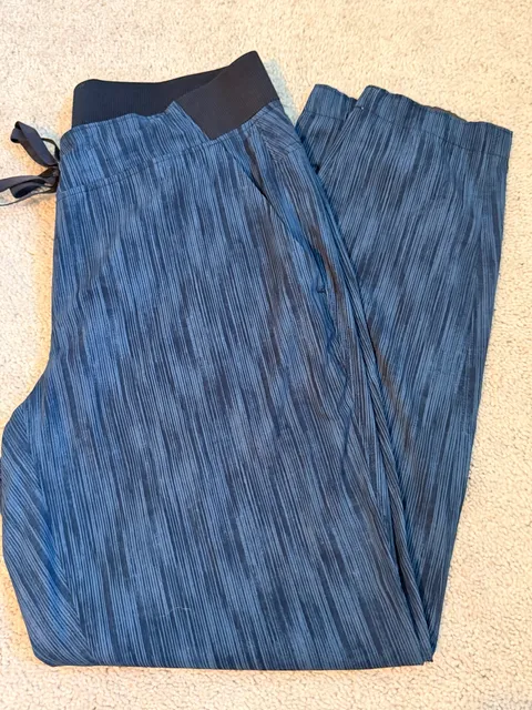 Athleta Stride Midtown Ankle Pant Size 6 Blue Striped