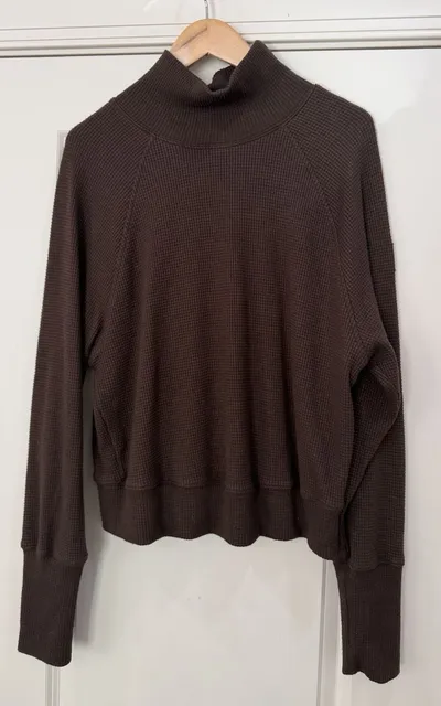 Alo Yoga Waffle Weekend Escape Mock Neck Size M Espresso Brown