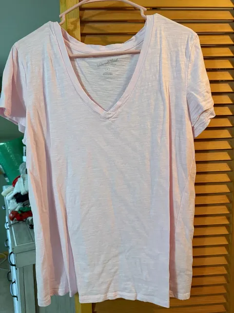 Universal Thread V-Neck T-Shirt Size XL Light Pink