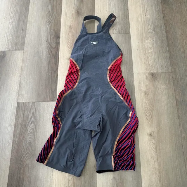 Speedo LZR Racer X Kneeskin Size 28 Gray Red Striped Tech Suit