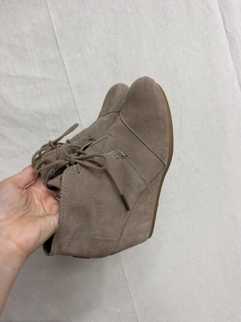 TOMS Desert Wedge Booties Size 8.5 Taupe Suede Lace Up