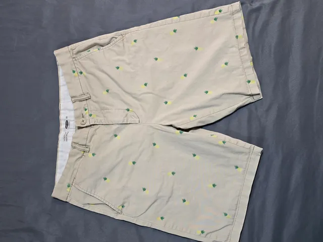 Old Navy Ultimate Slim Shorts Size 33 Beige Pineapple Print