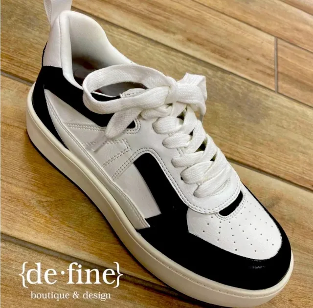 MIA Boutique & Design Sneakers Black and White Leather