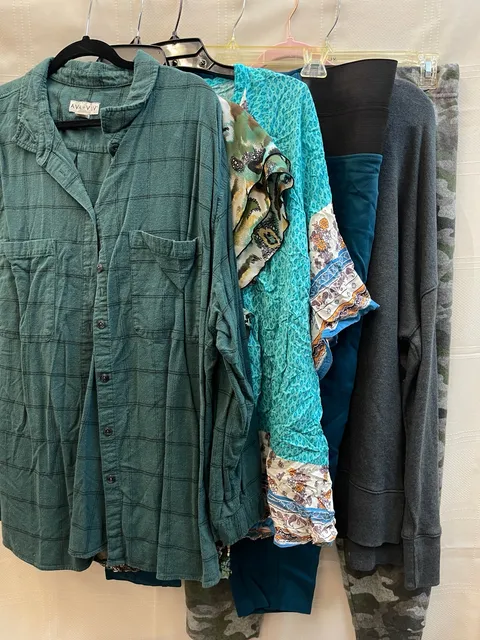 6pc Women’s Plus Size 3X Ava & Viv Green Plaid Button Down Shirt Clothing Bundle