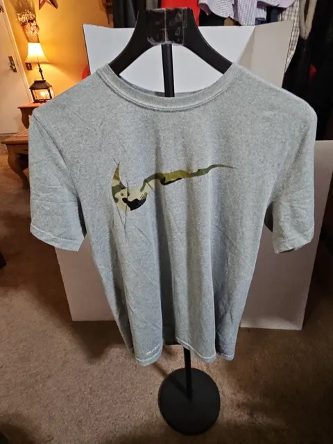 Nike Dri-Fit Camo Swoosh T-Shirt Size M Grey