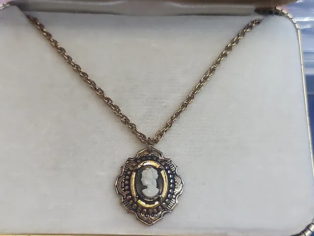 Vintage Gold Tone Black & White Cameo Pendant Necklace