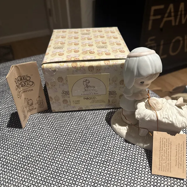 PRECIOUS MOMENTS A MONARCH IS BORN New w/Box #E-5380 Porcelain Baby in Cradle