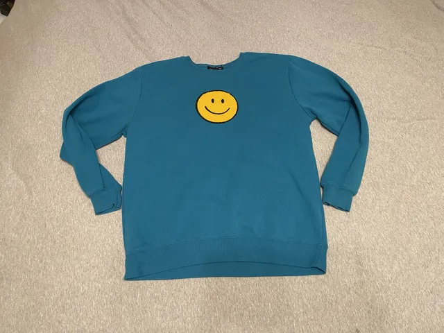 Social Scene Smiley Face Embroidered Sweatshirt Size M Blue
Hippie
Cozy