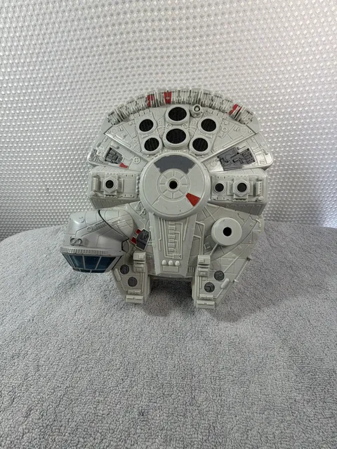 Hasbro Star Wars Galactic Heroes Millennium Falcon Playset