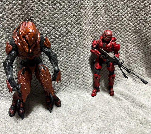 Halo Elite & Spartan Action Figure Lot of 2 Set, Red/Brown/Black w/ Rifle