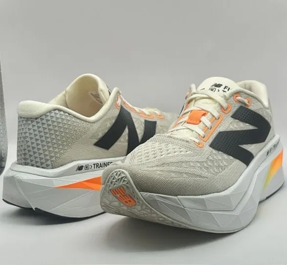 New Balance FuelCell SuperComp Trainer v3 Woman 9 Off White Black Orange