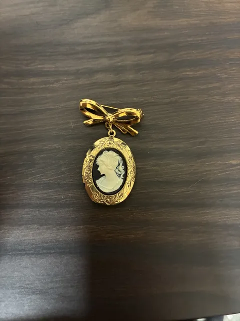 Vintage 1970s Gold Tone Bow Cameo Locket Pin Brooch