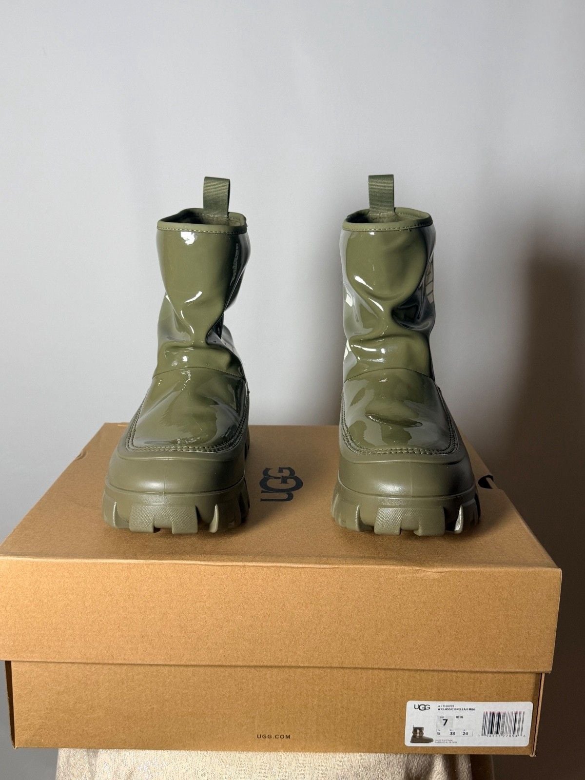 UGG Women’s Winter Boots Size 7 Olive Green Patent Leather 3