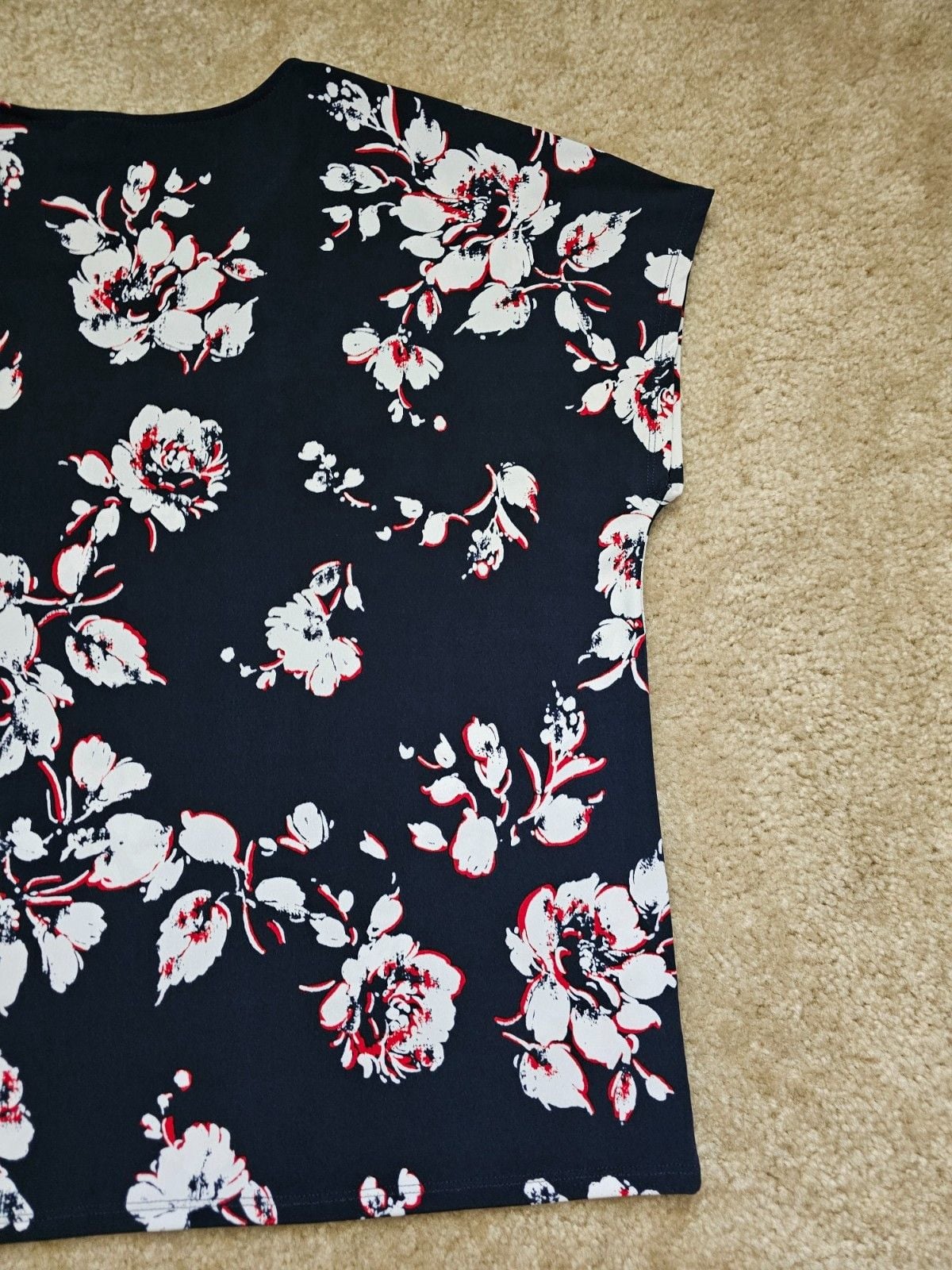 Chico's Women's Size 2 Black Floral Top White Red Asymmetrical Hem Short Sleeve 9