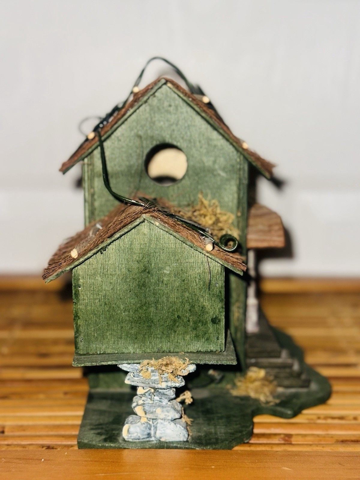 NWOT Vintage Wooden Bed & Breakfast Bird House Bird Feeder Outdoor Springtime 11
