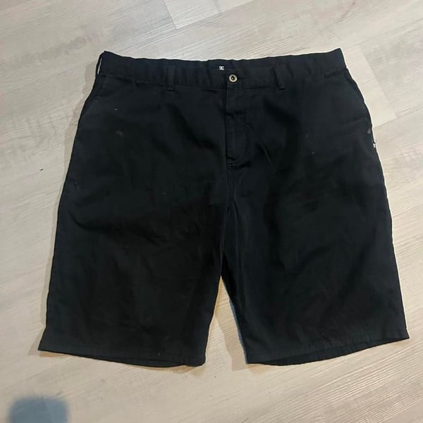 🔥 Vintage DC Shoes Men’s Black Chino Shorts - Size 40 🔥

A must-have for skatewear enthusiasts and street-style lovers! These vintage DC Shoes chino shorts are perfect for casual wear, featuring a classic design with a laid-back edge.

⚡ Detail