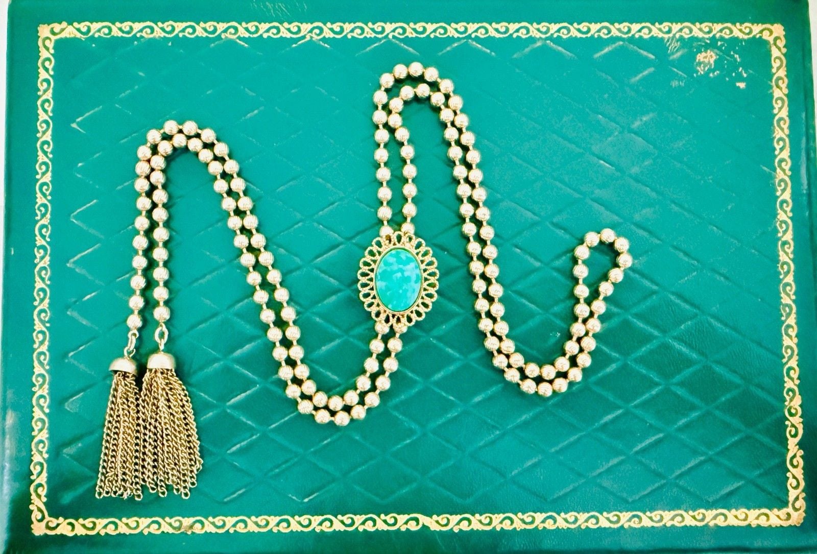 Avon DeLizza Elster 1973 Bolo Necklace Green Peking Glass Tassel Adjustable 6