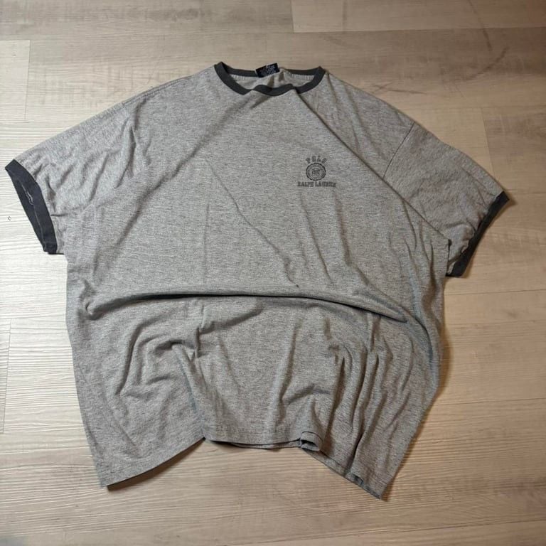 π₯ Vintage Polo by Ralph Lauren Ringer Tee β Made in USA π
A classic vintage Polo Ralph Lauren ringer tee, featuring a heather gray body with black contrast trim and a subtle chest logo for that timeless, casual look.
β Size: XXL
β Brand: Po 2