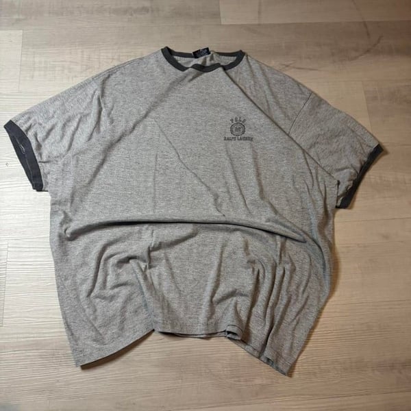 🔥 Vintage Polo by Ralph Lauren Ringer Tee – Made in USA 🏆

A classic vintage Polo Ralph Lauren ringer tee, featuring a heather gray body with black contrast trim and a subtle chest logo for that timeless, casual look.

✔ Size: XXL
✔ Brand: Po