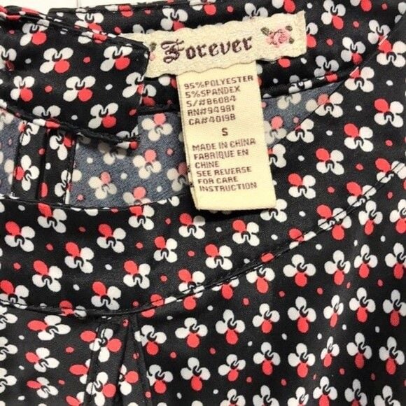 Forever Black Red White Floral Print Keyhole Neck Tie Back Satin Top Size S 7