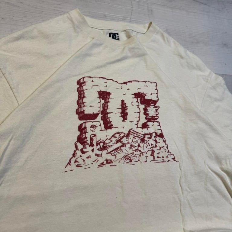 π₯ Vintage DC Shoes Graffiti Logo Tee π₯
π’ Throwback to the classic skate era with this DC Shoes tee! Featuring a brick wall & rubble graffiti-style logo, this cream-colored gem is perfect for any skater or streetwear lover. 100% cotton, made in 3