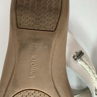 Minnetonka Sandals Womens Size 9 White Leather Thong Wedge Medallion Comfort 10
