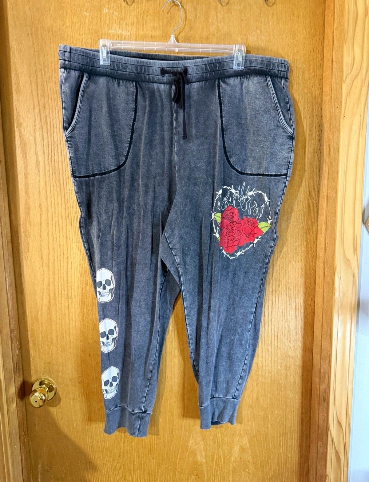 LoveSick Women's Gray Skull & Rose Graphic Jogger Pants Size 4 Drawstring 1