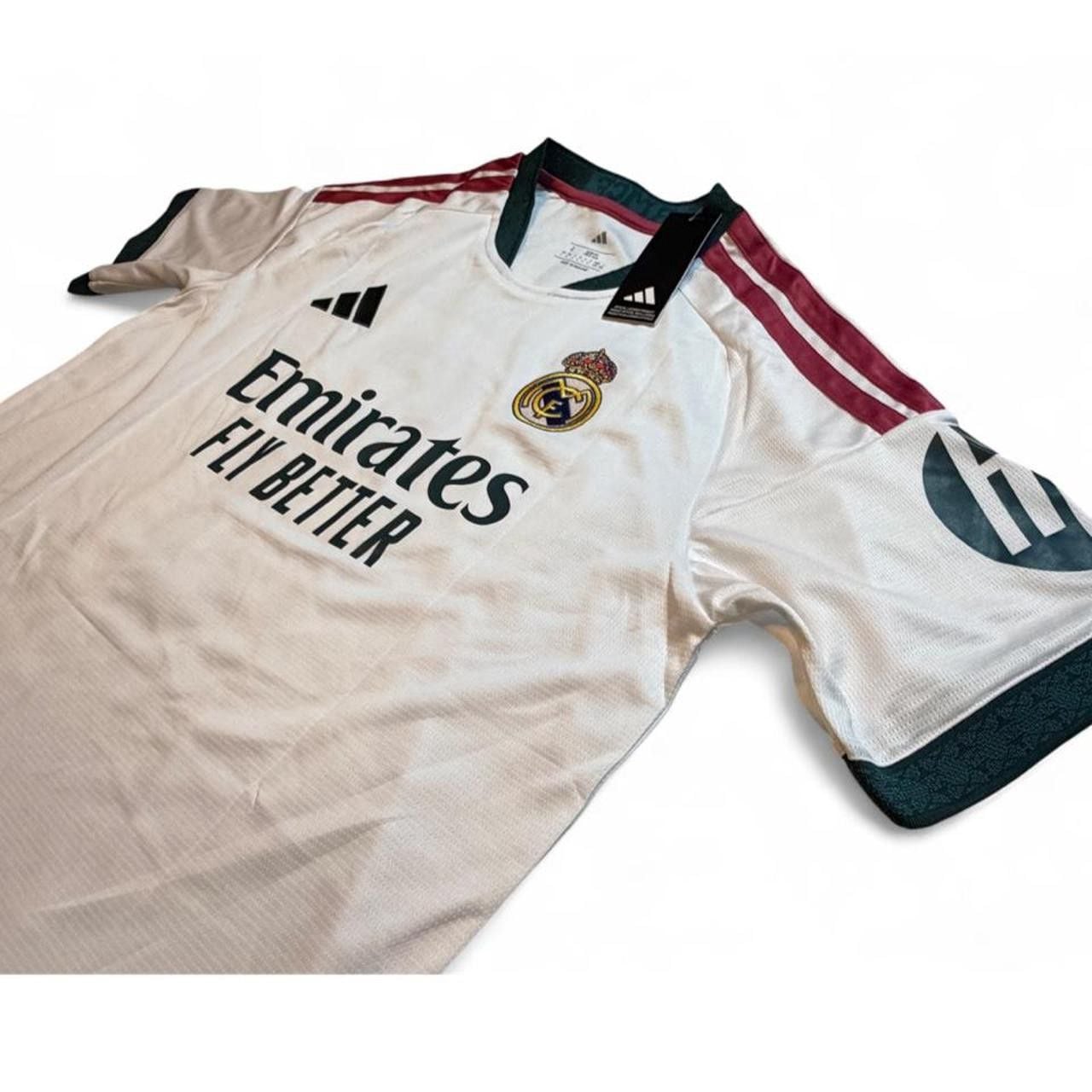 Adidas Real Madrid 2026/27 Home Jersey White with maroon and green stripes on shoulders and sleeves number 5 Bellingham on the back size Large dimensions in the pictures brand new with tags. 6