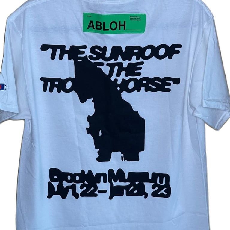 #Champion t-shirt with blurred Figures of Speech front graphic. The Sunroof Of The #Trojan Horse back graphic with #exhibition dates and Brooklyn Museum #logo.
Details: Fluorescent green Abloh tag
Material: 100% #cotton. Brand new with tag 3