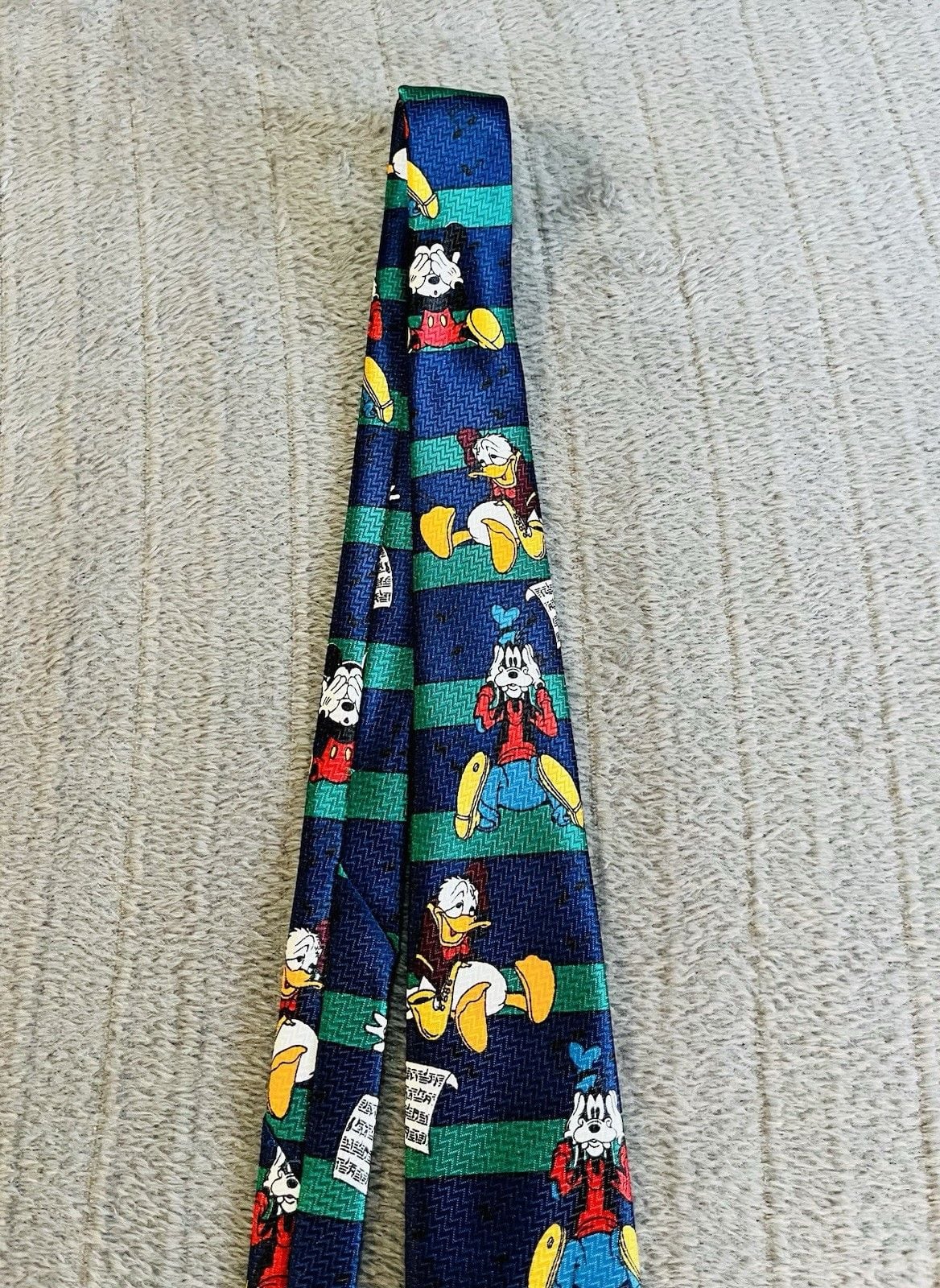 Men’s Disney Mickey Mouse Goofy Donald Duck 100 % Silk Neck Tie Blue Green 4” 8