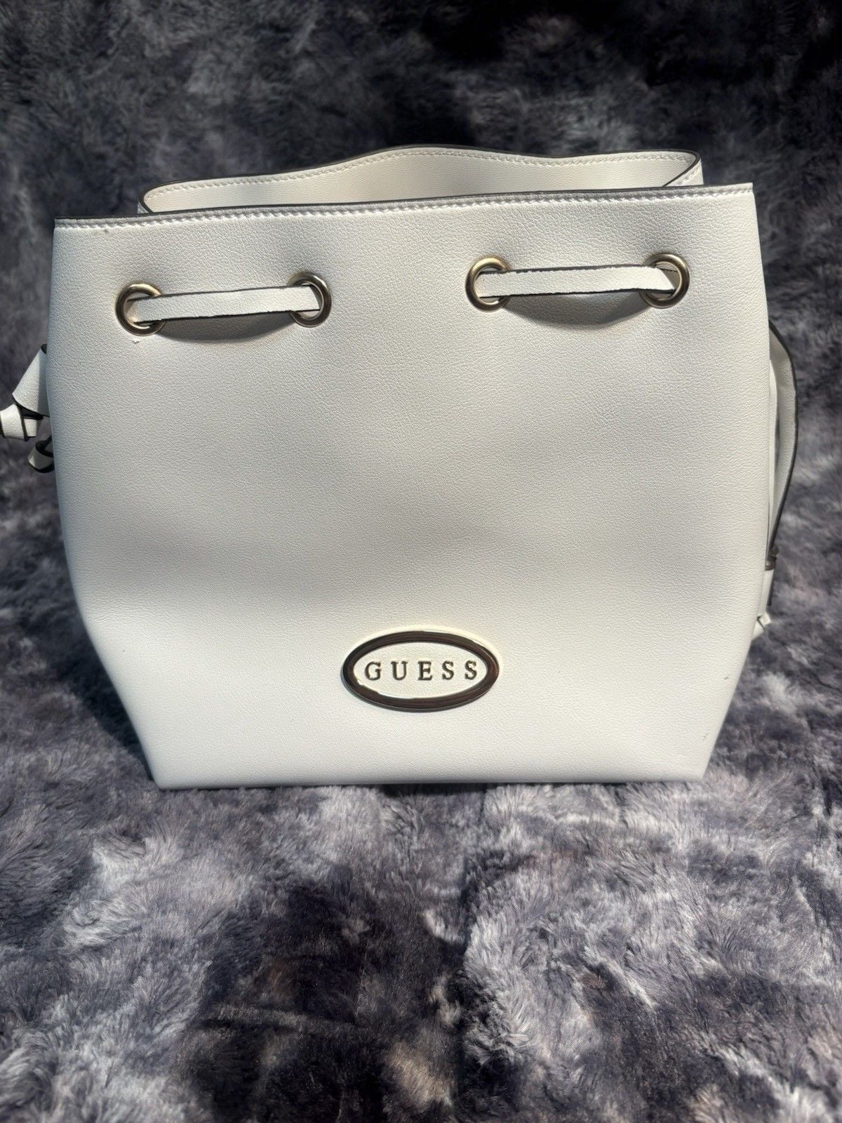 GUESS Womens White Bucket Bag Handbag Drawstring Gold Chain Shoulder Bag Purse 2