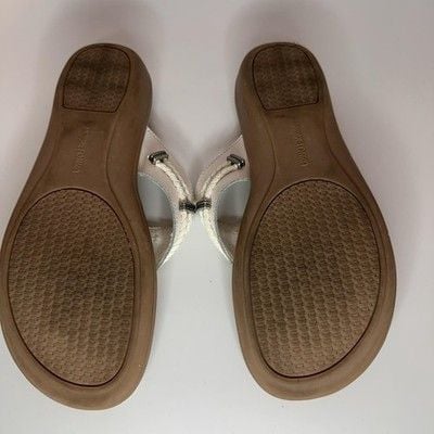 Minnetonka Sandals Womens Size 9 White Leather Thong Wedge Medallion Comfort 8
