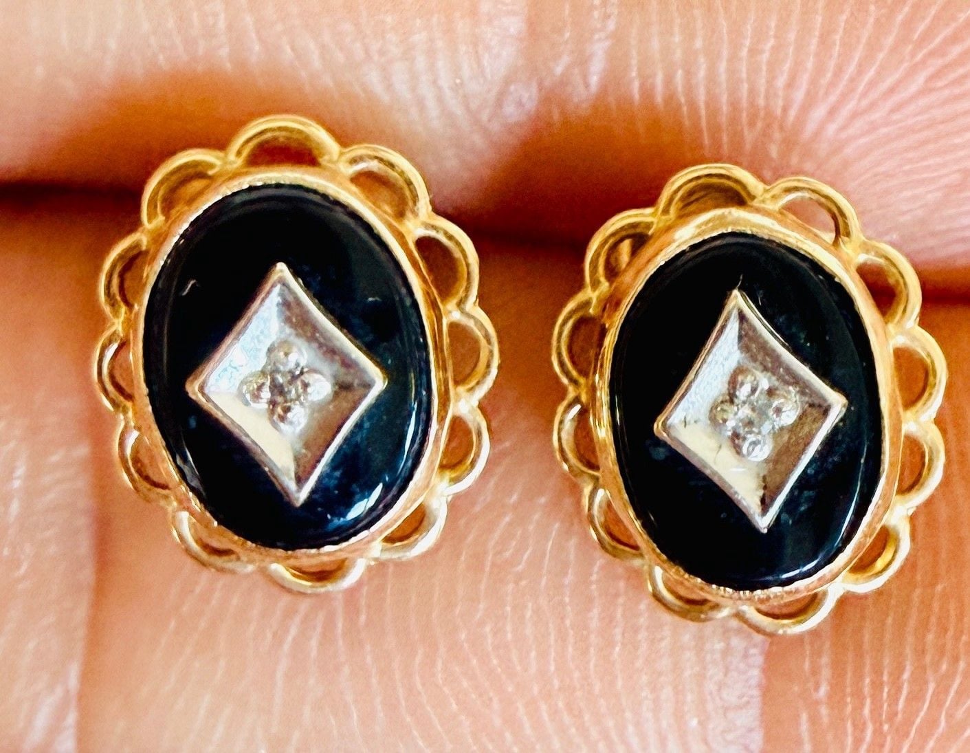Vintage 14K Yellow Gold Black Onyx & Diamond Stud Earrings Scallop Frame 9