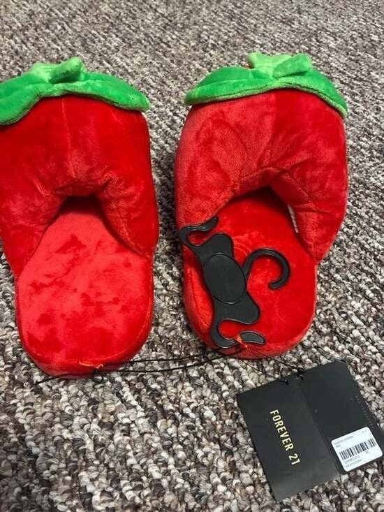 Women’s juniors forever twenty one nwt medium strawberry slippers 4