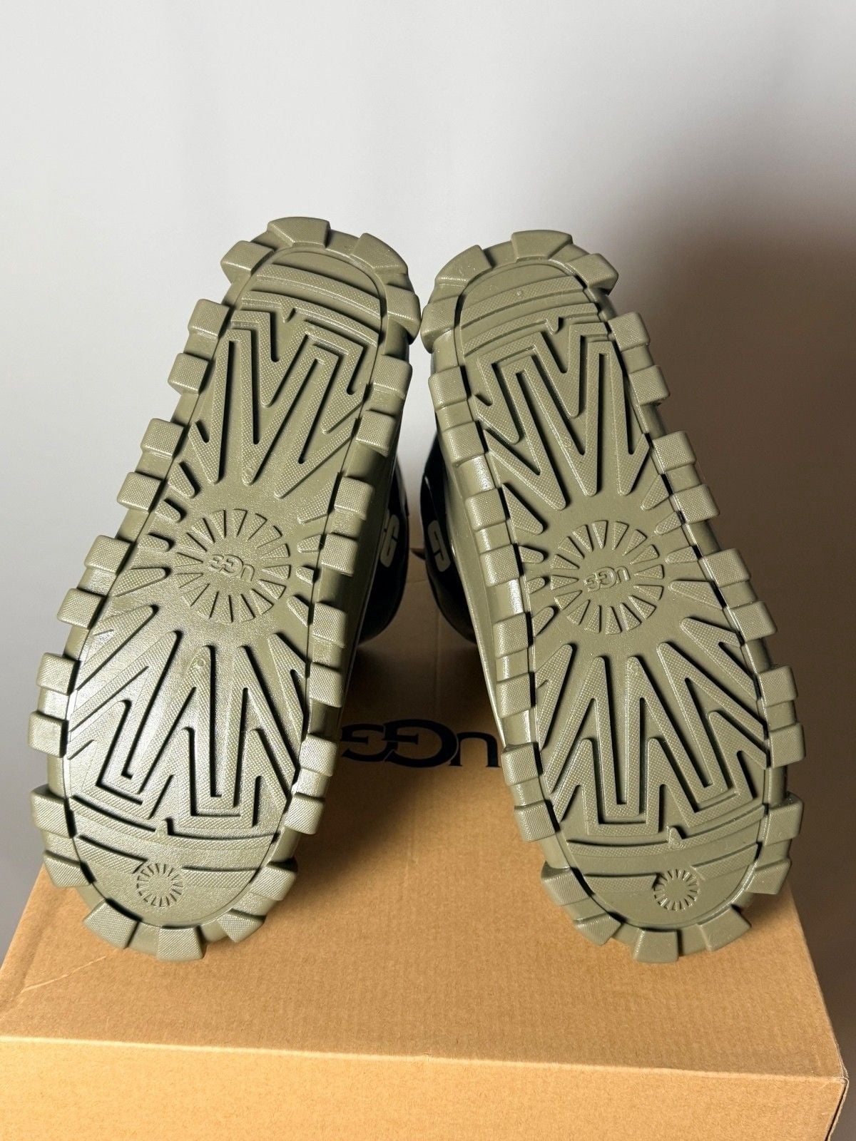 UGG Women’s Winter Boots Size 7 Olive Green Patent Leather 5