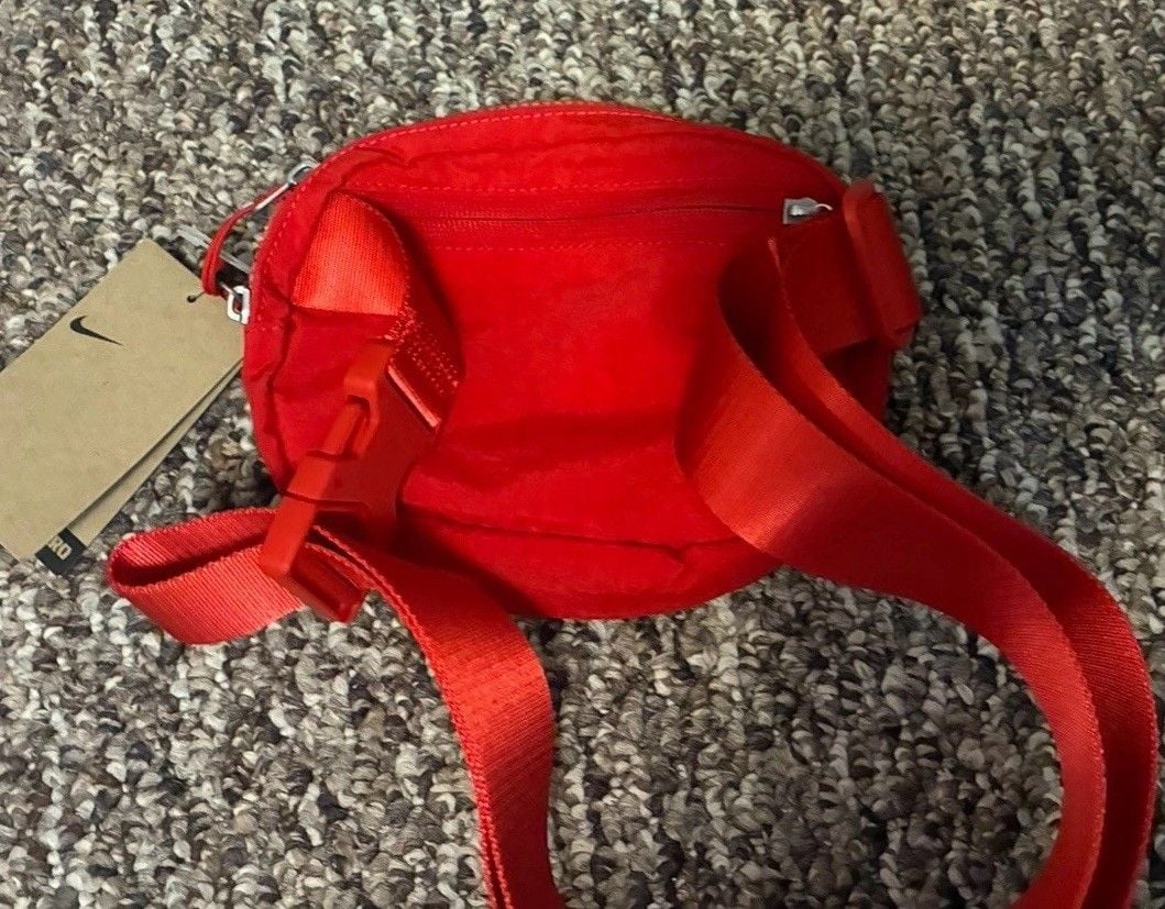NEW NIKE AURA 2L CROSSBODY UNISEX BAG RED TRAVEL BELT FANNY 5