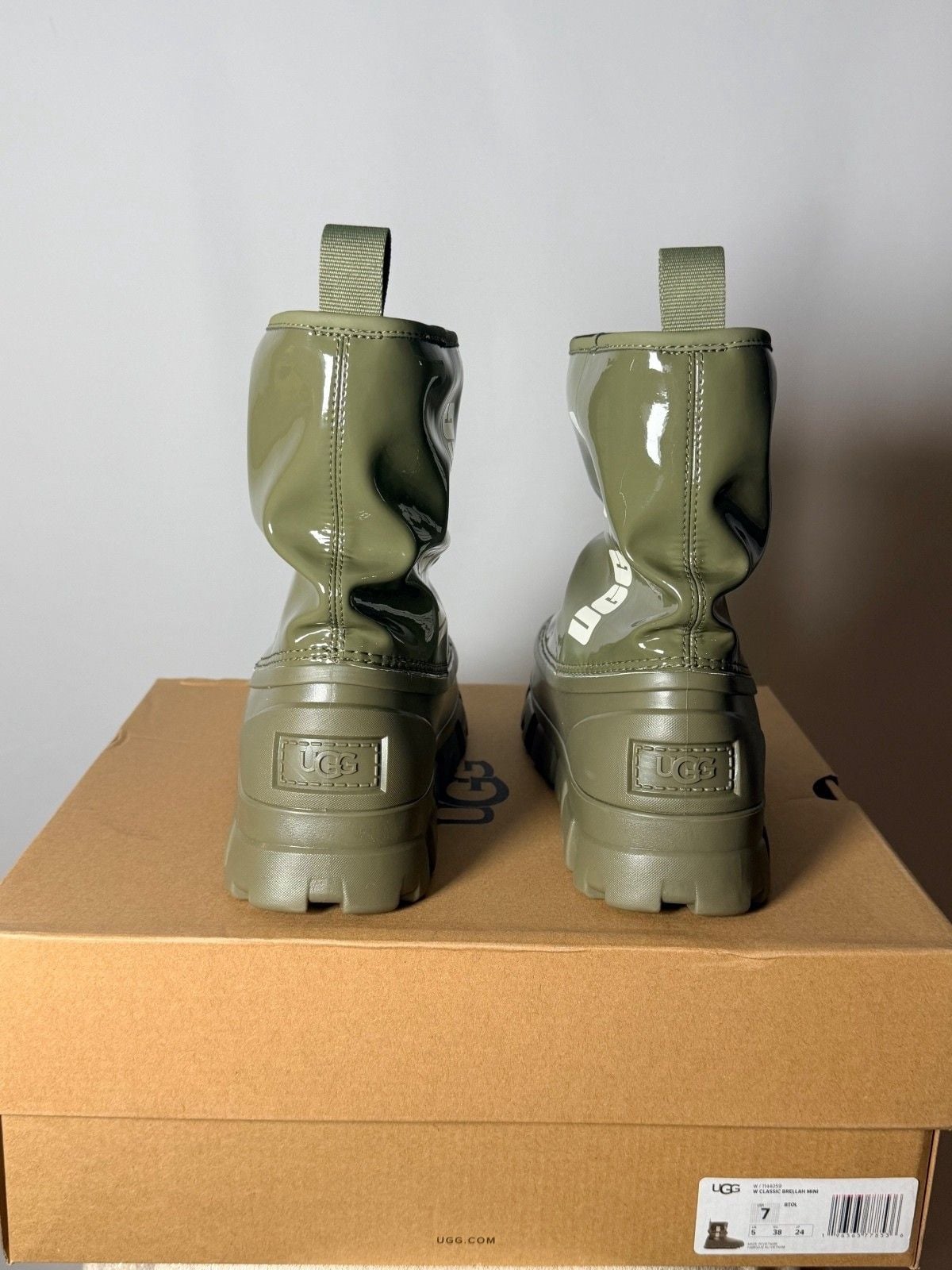 UGG Women’s Winter Boots Size 7 Olive Green Patent Leather 4