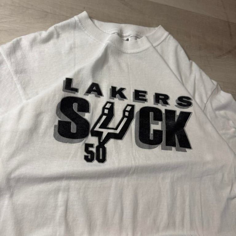 ๐ฅ Vintage San Antonio Spurs โLakers Suckโ Tee โ Large ๐ฅ
A rare and bold throwback for die-hard Spurs fans! This vintage rivalry tee is a must-have for any collector or basketball enthusiast looking to rep their team with some classic sports 3