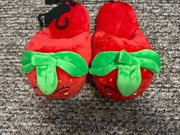 Women’s juniors forever twenty one nwt medium strawberry slippers 3