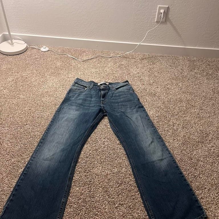 Levi's 557 relaxed bootcut jeans
no stains or holes 2